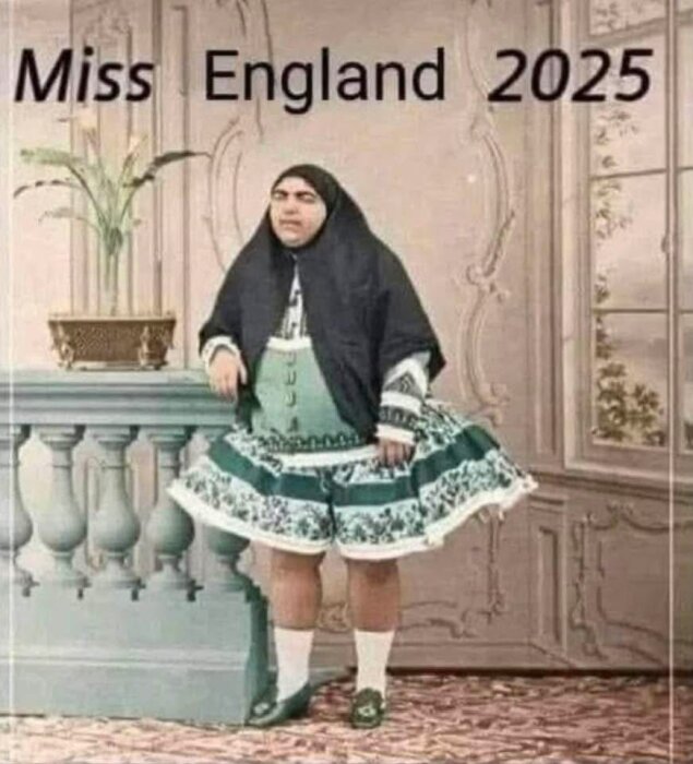 Jag kan inte identifiera bilden, men det ser ut som en person i traditionell dräkt framför en dekorativ bakgrund med texten "Miss England 2025".