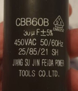 Kondensator med märkning CBB60B, 3µF ±5%, för 450VAC, 50/60Hz, från Jiang Su Jin Feida Power Tools Co. Ltd.