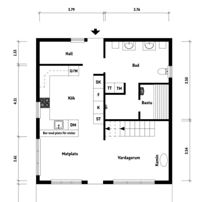 Planritning över en tvåvåningsvilla med kök, matplats, vardagsrum, hall, badrum och bastu samt placering av trappa.