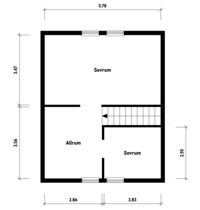 Planritning över övre plan i villa med två sovrum, ett allrum och en trappa. Visar mått och rumsdisposition.
