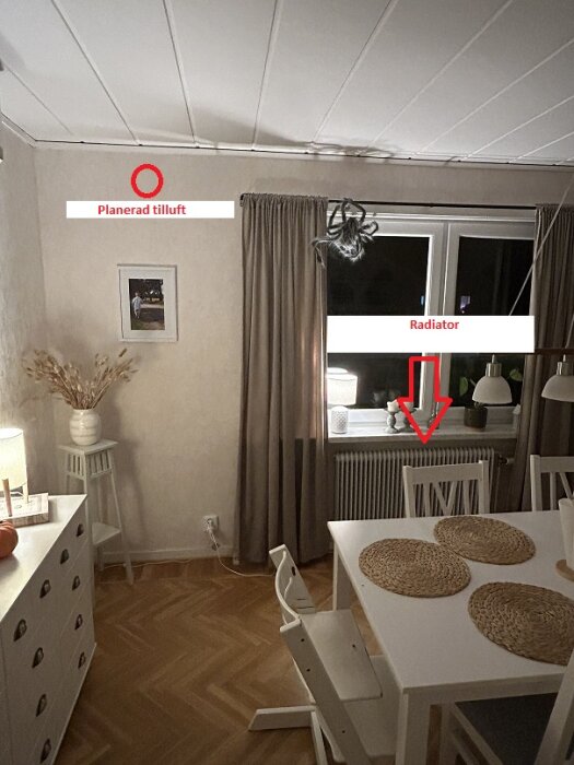 Matsal med vita möbler, fönster med gardiner, och märkningar för planerad tilluft och radiator. Mysig inredning med lampor och växter.