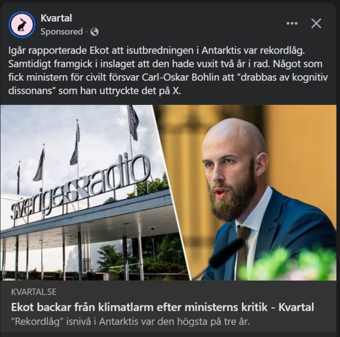 Sveriges Radio-byggnad och en man i kostym som talar med mikrofon.