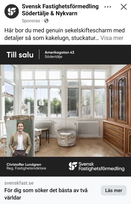 Interiör av ett rum med stora fönster, vitmålade väggar, ett vitrinskåp och fåtöljer. Reklam för bostad i Södertälje av fastighetsmäklare.