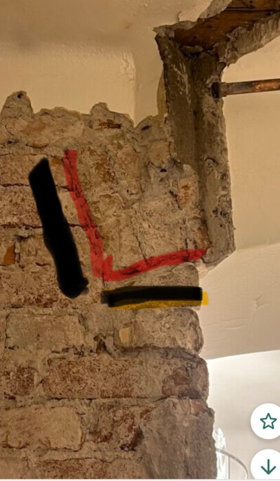 Tegelvägg med markerad del i rött där valvet slutar och svart samt gul markering för upplaget av valvet.