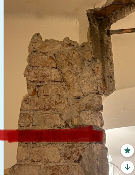 Murad vägg med markerad röd streckad linje där järnbalk planeras för stöd, våning 2 av 4 i byggprojekt.