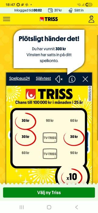 Skärmbild av en Trissvinst på 300 kr, med texten "Plötsligt händer det" och en spelplan med tre 30 kr-matcher, gul bakgrund.