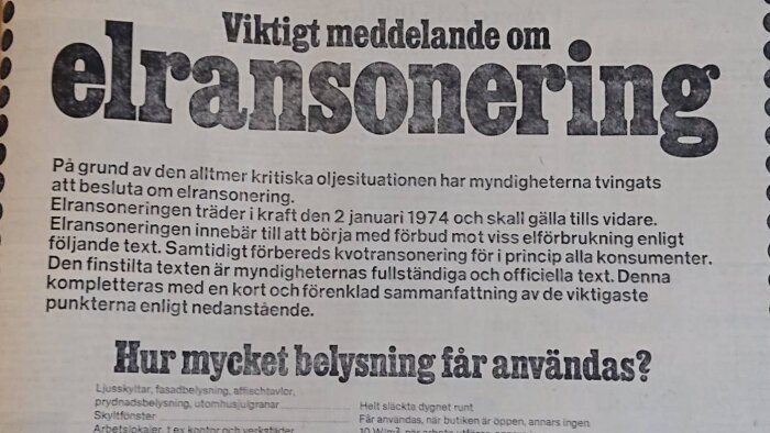Tidningsklipp om elransonering från 1974, med text om elförbud och regler för belysningsanvändning under kritisk energisituation.