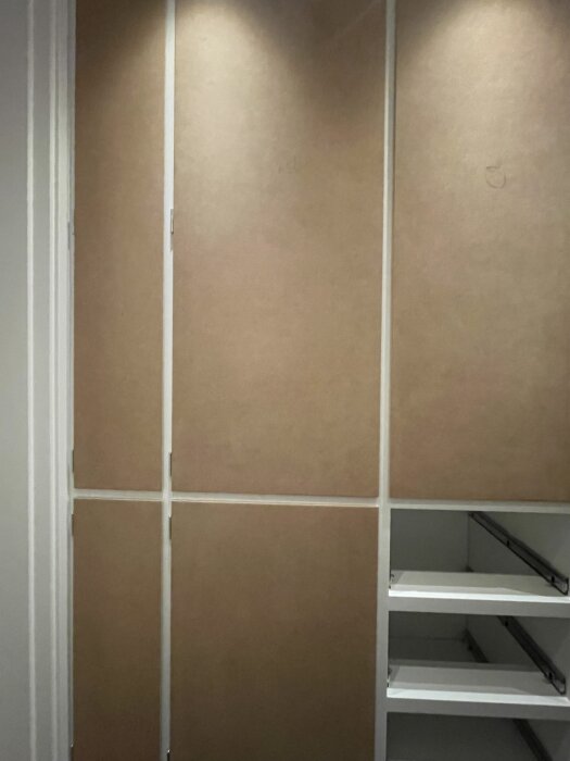 Garderobsdörr med justerade gångjärn som möjliggör att dörrarna hänger rakt och stänger tätt mot stommen, försänkta skruvar utan sprickor.