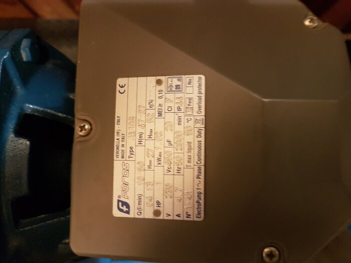 En Foras vattenpump med en märkskylt som visar tekniska specifikationer, inklusive kapacitet och modellinformation.