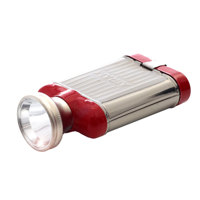 Retro ficklampa med rött plasthölje och metallisk mitt, designad för 4,5V batterier, på en vit bakgrund.