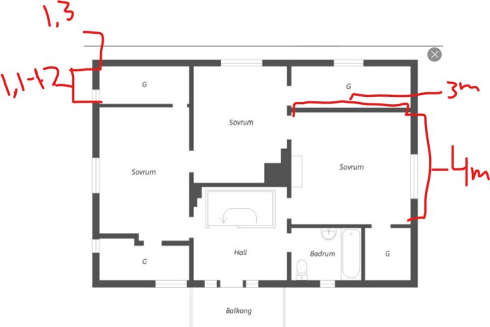 Planskiss av ett hus med markerade mått, visar rum inklusive sovrum, badrum och hall. Röda handskrivna mått visar vägglängder i meter.