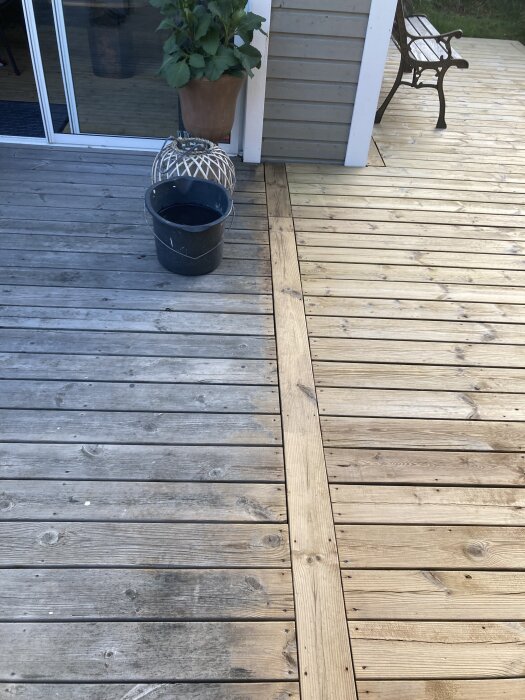 Före- och efterbild av en altan där träet på vänster sida är mörkare och smutsigare jämfört med den ljusa och rengjorda högra sidan.