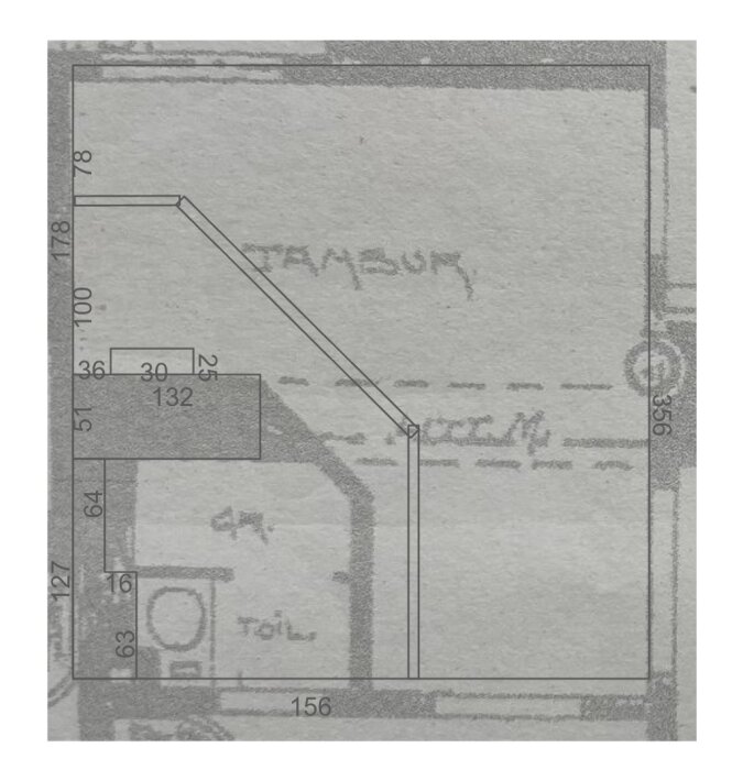 Badrumsritning med mått och väggstruktur, visar planerad utbyggnad runt bärande vägg för att öka utrymme.