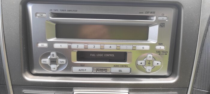 Bilens ljudsystem med CD- och kassettspelare samt radiopanel.