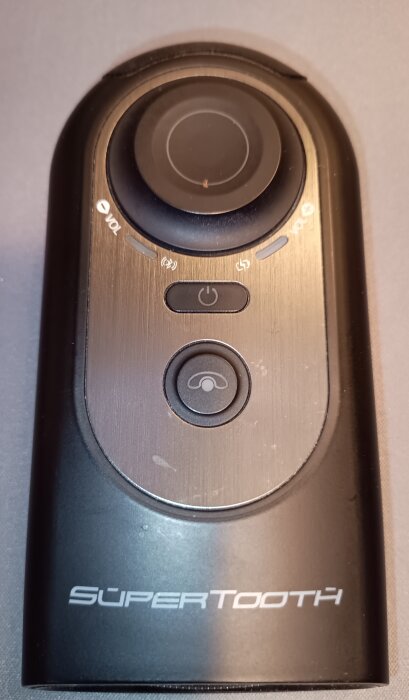 En SuperTooth Bluetooth-högtalare med volymkontroll och samtalsknapp, designad för att överrösta höga ljud.