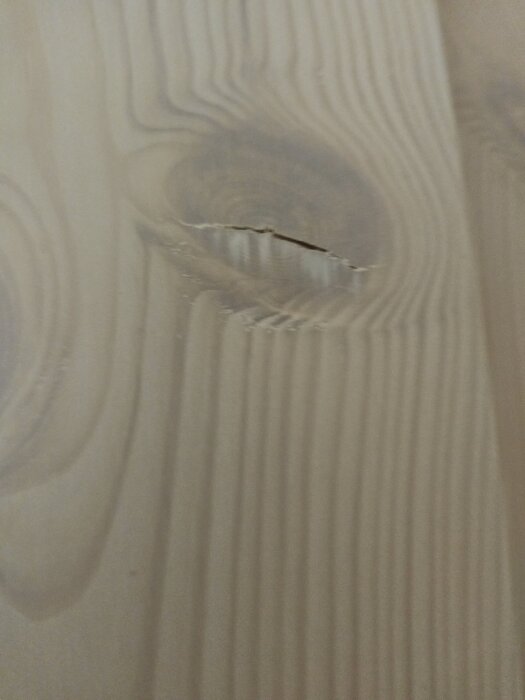 Spricka i kvist på massivt furugolv från Dalafloda med utsläppande ytbehandling.