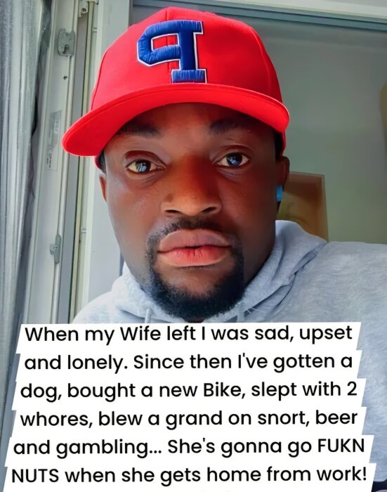 En person med röd keps står i ett rum bredvid en öppen dörr. Text på bilden beskriver personens aktiviteter efter en kris.