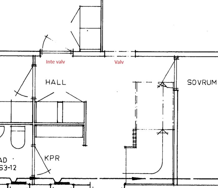 Ritning av husplan med markerad valvöppning vid hall och sovrum. Öppning till vänster utan balk och porös som siporex.