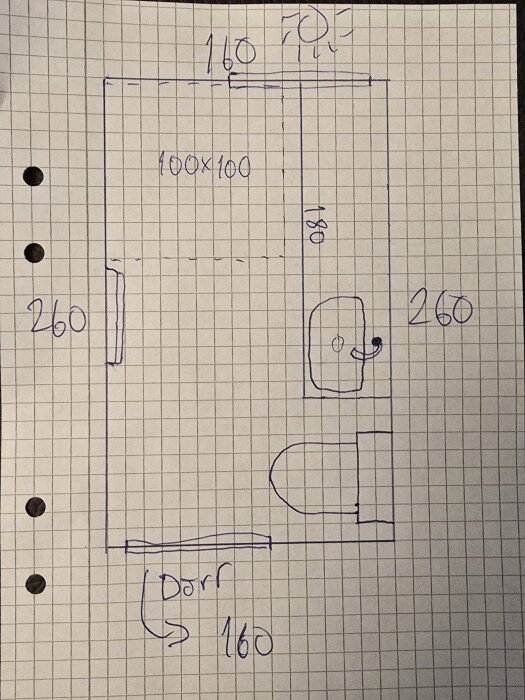 Skalenlig ritning av badrum med dusch 100x100 cm, handfat, toalett och fönster. Duschdraperi, bänkskiva med lådor och plats för spotlights.
