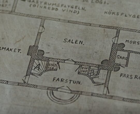 Ritning av ett hus med rum markerade som "Salen", "Farstun", "Städ", "Kläd Skp"; ritningen antyder trappor till källaren och vinden.