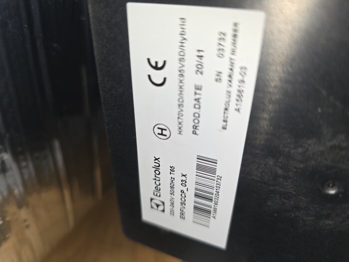Etiketten på en Electrolux-frys med serienummer och produktinformation synlig.