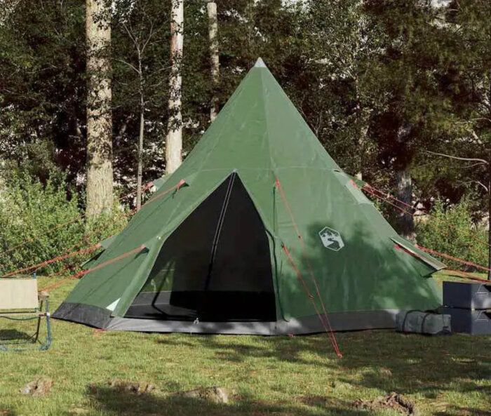 Grönt hexagonalt tält på gräsyta i skogsmiljö, uppställt med tältlinor och omgiven av träd.