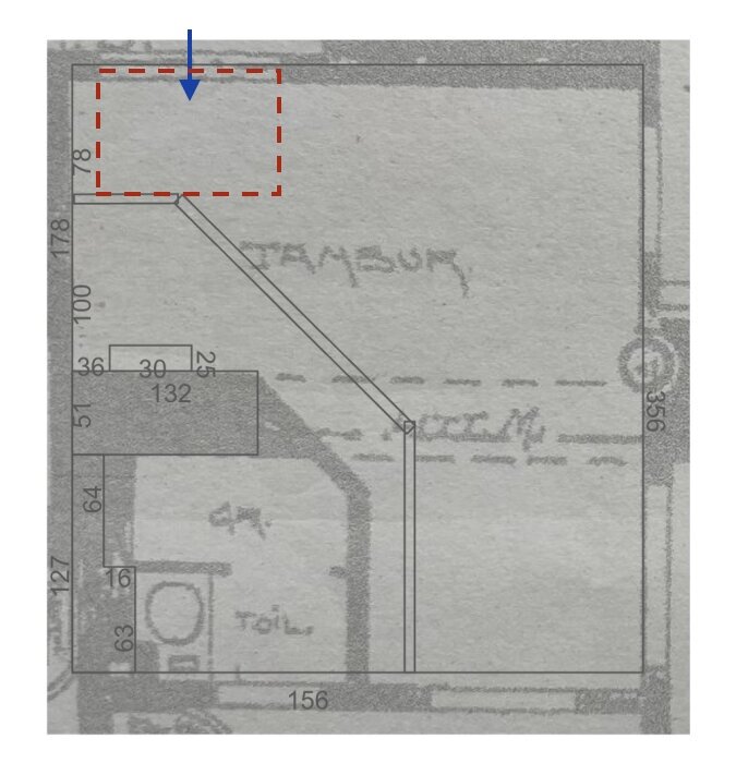 Planskiss över rum med markerade väggar och mått, visar entré och badrum. Rödmarkerat område med blå pil i hörnet.