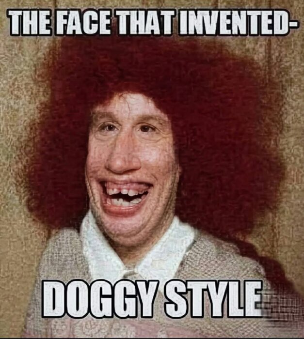 Uppluckad komplext bild, ansikte med rött lockigt hår och stor leende, humoristisk text ovan och under.