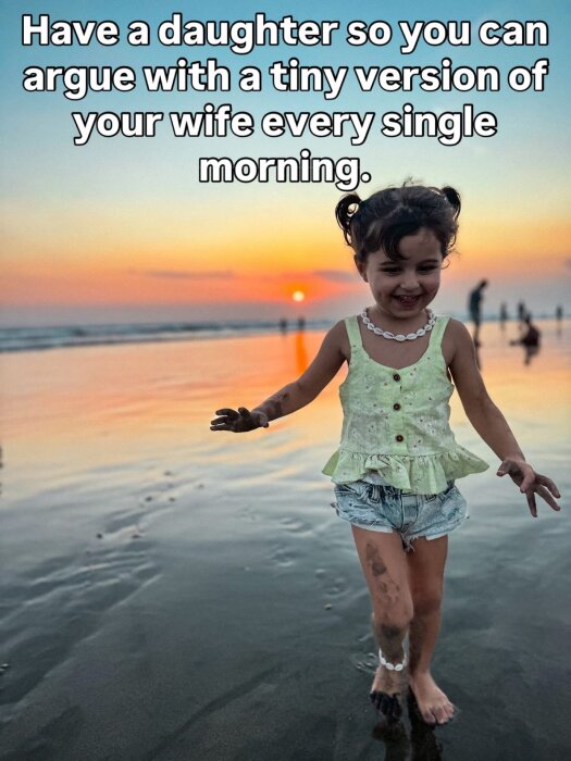 Flicka på stranden med solnedgång i bakgrunden, text om att ha en dotter för att diskutera varje morgon.