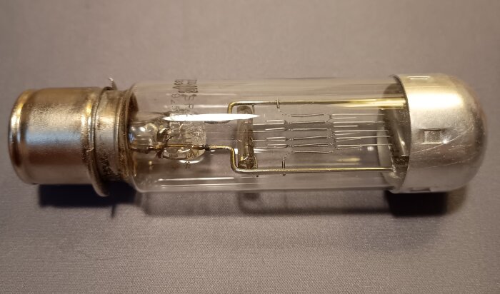 Äldre modell av projektorlampa med komplex konstruktion för ett kraftigt, koncentrerat ljus.
