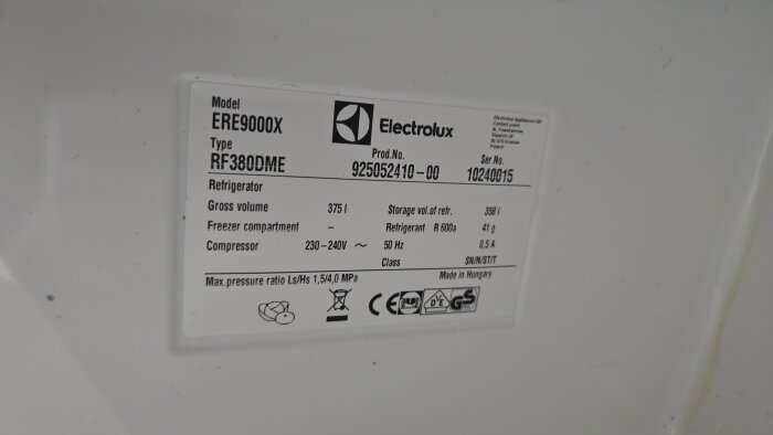 Etikett på Electrolux kyl/frysmodell ERE9000X med teknisk information såsom spänning och volym.