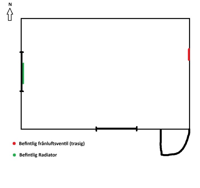 Förrådsplan: isolerat rum, fönster i väst/söder, dörr i söder, trasig frånluftsventil i öst, radiator under västra fönstret. Anpassas för kontorsbruk.