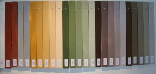 Färgprover på slamfärger, inklusive rött, ockragult och grönt, monterade på en vägg.