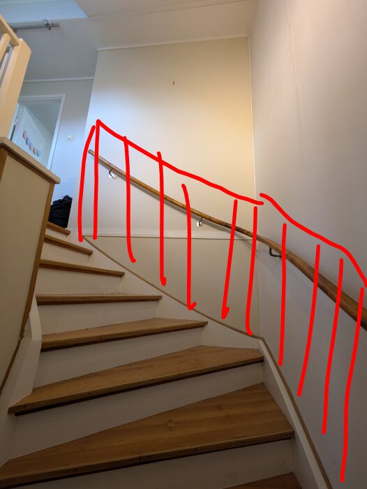 Trappa med träräcke och markerad röd linje som visar höjd och form på föreslagen bröstpanel, diskussion om renovering och panelens utformning.