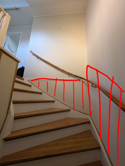 Trappa med trästeg och vit vägg; röd linje markerar planerad bröstpanel som följer trappans lutning, gör en krökt linje ovan ledstången.