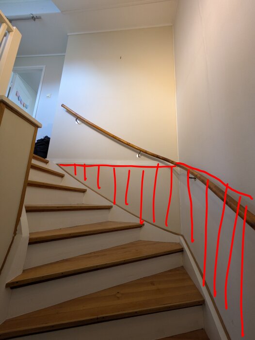 Trätrappa med ledstång och ritad röd bröstpanel-linje som följer trappans lutning. Utvärderar panelens höjd och form.