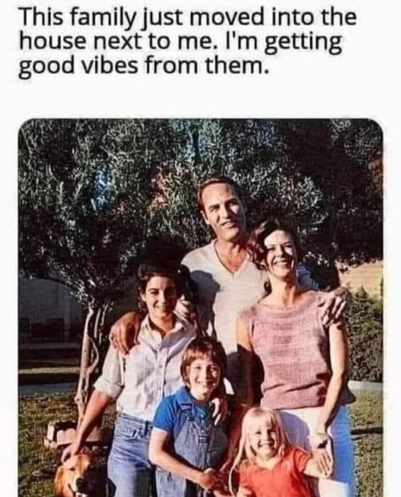 En familj på fyra med en hund poserar utomhus, alla ler. Text ovanför säger att de är nya grannar och ger bra vibbar.
