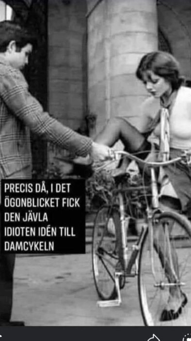 Svartvit bild av en man som hjälper en kvinna över en cykelsadel. Text på bilden beskriver en humoristisk kommentar om damcykelns ursprung.