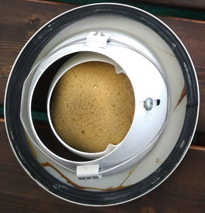 Ventilationsdon med justerbar mittendel och skruv på sidan, lätt åtkomlig när donet är lossat, risk för felaktigt inställt frånluftsflöde.