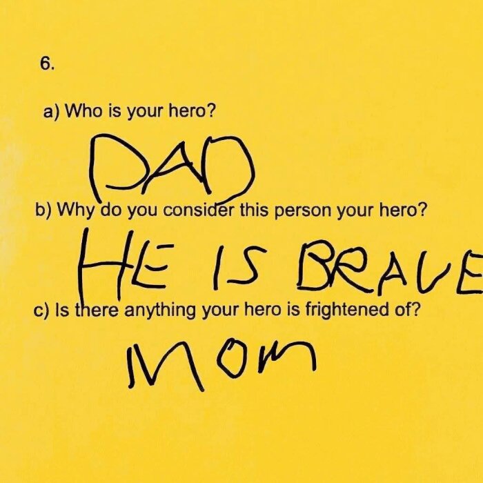 Klassuppgift som frågar om en hjälte, där ett barns svar är "pappa" som hjälte, "han är modig" och "mamma" som något hjälten är rädd för.