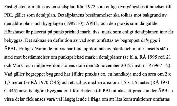 Text från en domstolsavhandling om huruvida ett hönshus på punktprickad mark behöver bygglov enligt äldre stadsplan och praxis.
