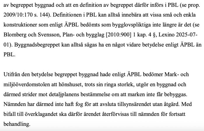 Bild av rättsdokument som diskuterar definitionen av "byggnad" enligt PBL och ÄPBL, relaterat till ett ärende om hönshusets bygglov.