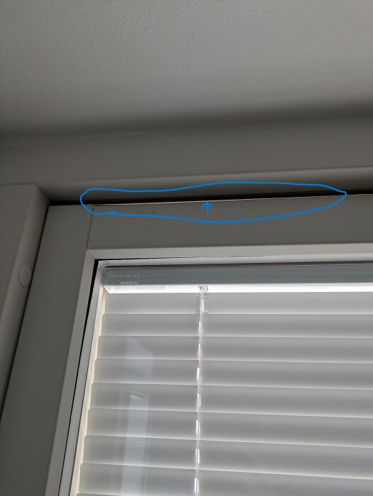 Bild av balkongdörrens övre vänstra hörn med markerat glapp mellan dörren och karmen. Markeringen visar var snedheten är tydligast.