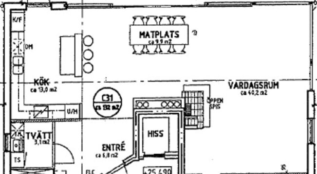 Ritning över husets planlösning med markerad matplats där matsalsbordet enligt texten är placerat.