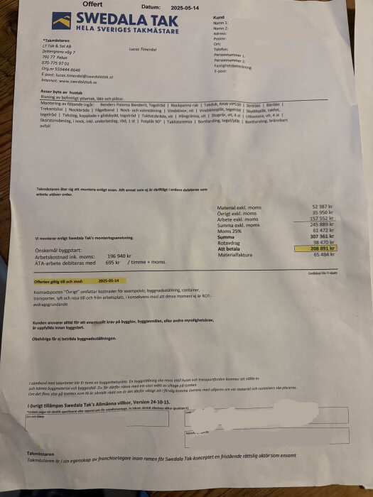 Offert från Swedala Tak för byte av hustak, inklusive kostnadsposter för material, arbete och moms, med bindningstid och underskrifter.