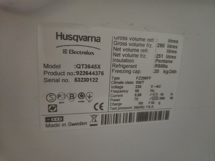 Etikett med specifikationer för en Husqvarna QT3645X frys, inklusive volym och energiinformation.