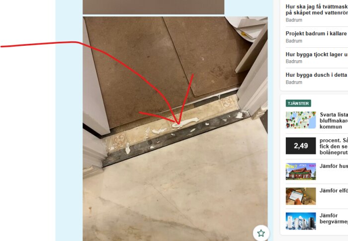 Dörrtröskel med tydlig vattenläcka, pil pekar på skadan. Stående vatten kan orsaka framtida problem enligt inläggstext.