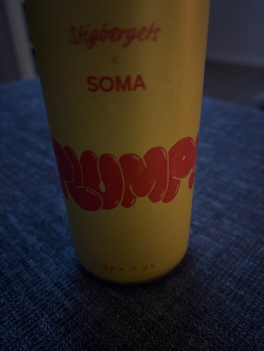 Stigbergets IPA-burk med röd text på gul etikett, märkt "Soma" och "Plumpy" med 7,2% alkoholhalt.