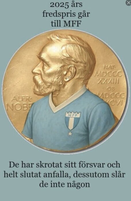 En parodimedalj med Alfred Nobel i MFF-tröja, text: "2025 års fredspris går till MFF. De har skrotat sitt försvar och helt slutat anfalla.