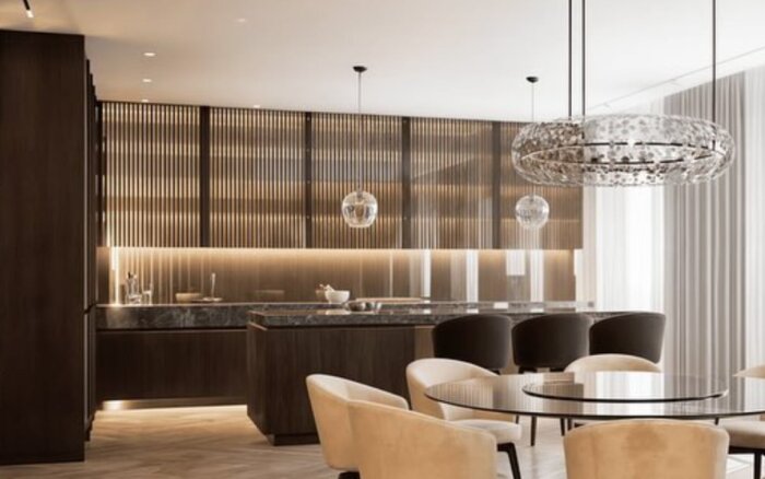 Modernt kök med mörka träskåp, diskbänk med stänkskydd i glas och hängande glaslampor ovanför en köksö.